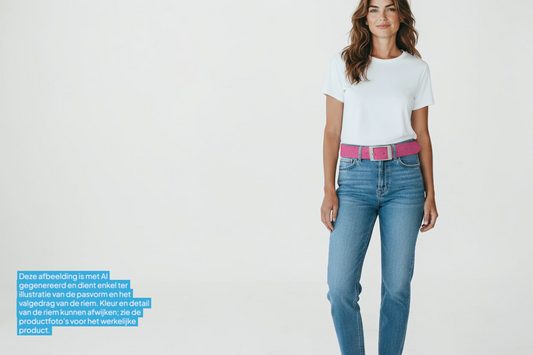 Afdelingriemen.nl fuchsia leren damesriem met zebraprint en zilveren gesp gedragen door een model in jeans