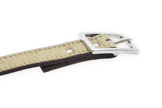 Afdelingriemen.nl luxe beige haar-op-leer damesriem met zilverkleurige metalen gesp en versterkte stiksels.