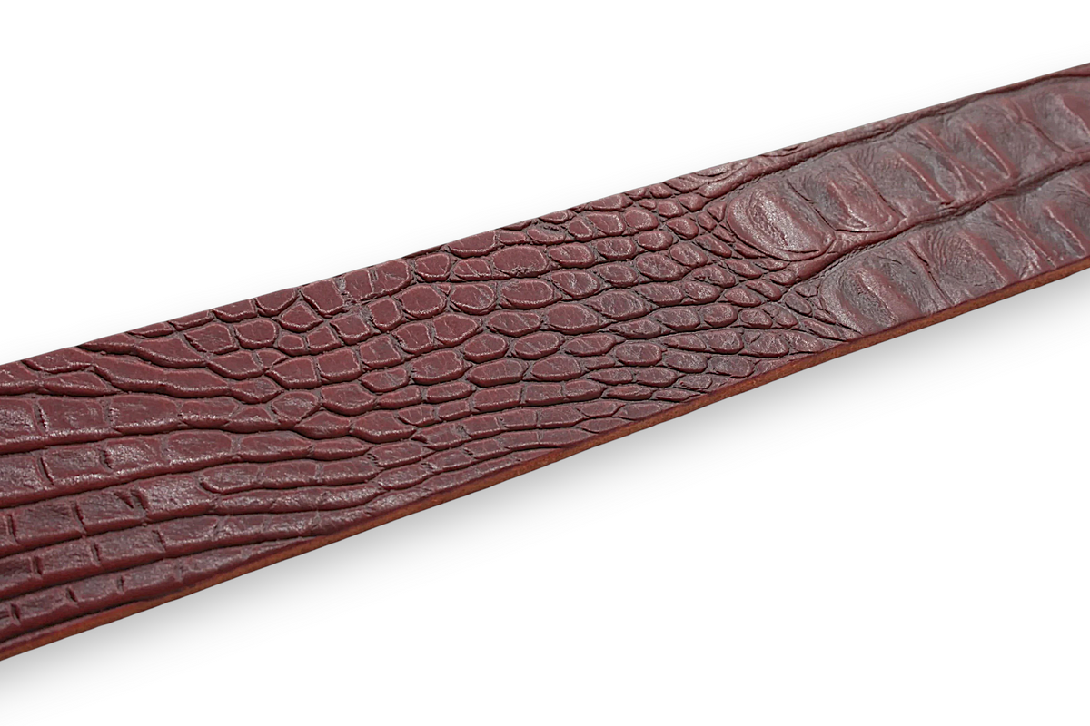 Afdelingriemen.nl luxe bordeauxrode leren riem met opvallend krokodillenmotief en verfijnde textuur