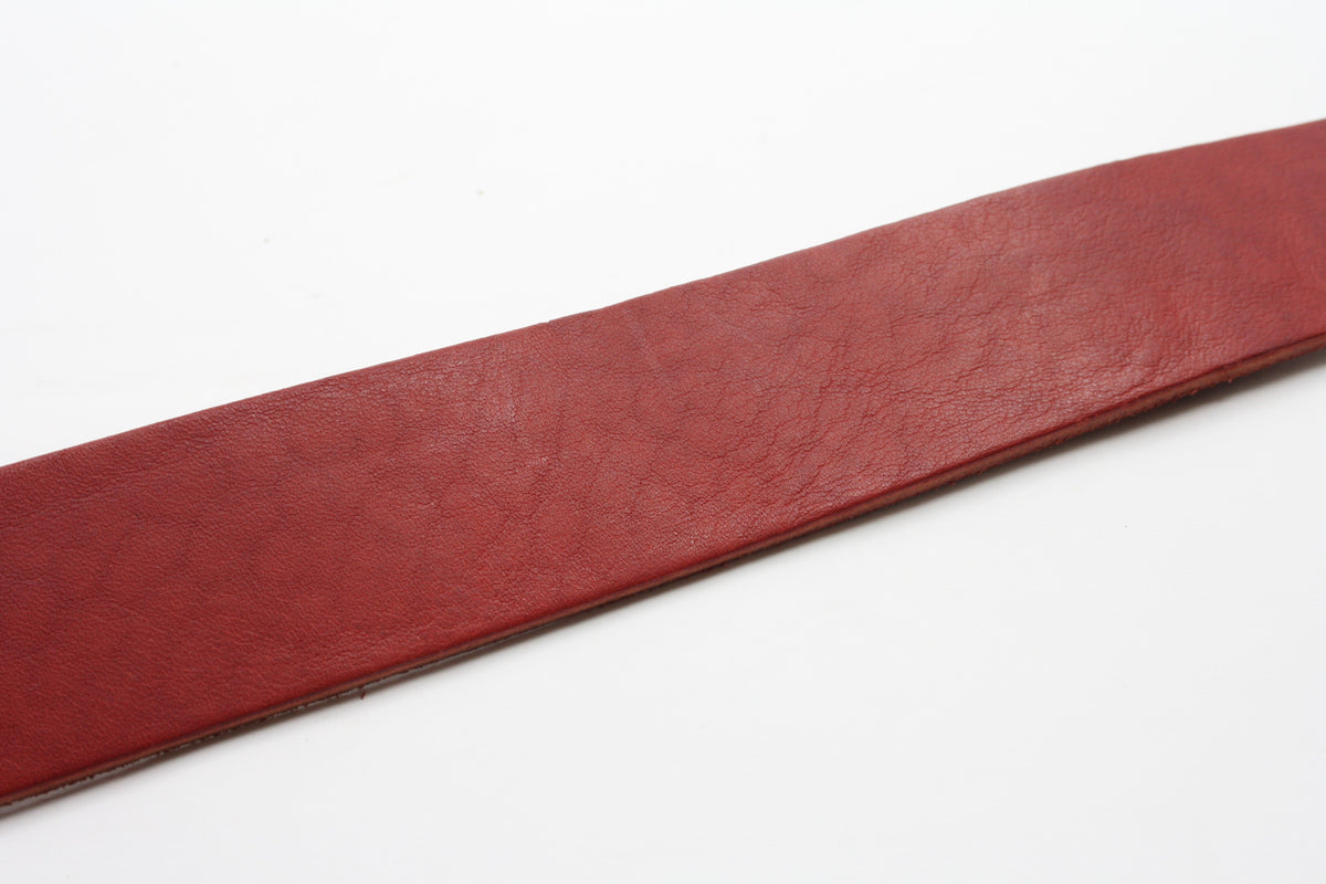 Afdelingriemen.nl bordeauxrode leren riem met een robuuste textuur en hoogwaardige afwerking voor een stijlvolle look.
