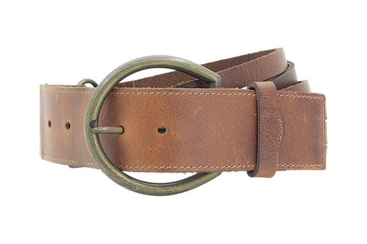 Afdelingriemen.nl bruine leren damesriem met een grote antiek-bronzen gesp en robuuste vintage uitstraling.