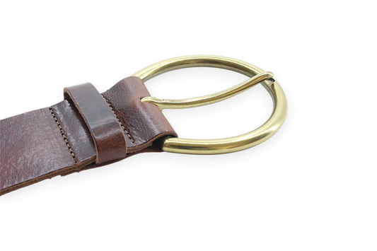 Afdelingriemen.nl donkerbruine leren damesriem met een ronde antiek goudkleurige gesp en robuuste afwerking