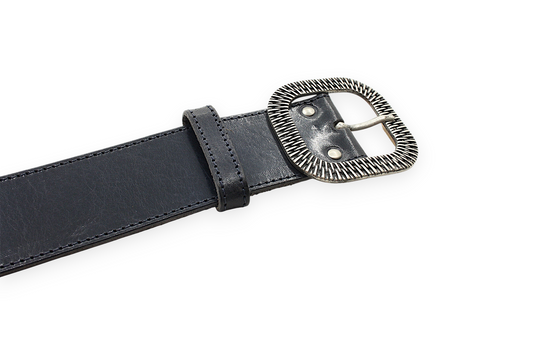 Afdelingriemen.nl donkerblauwe leren damesriem met een unieke zilverkleurige decoratieve gesp en strakke stiksels.