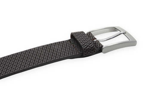 Afdelingriemen.nl donkerbruine herenriem met gestructureerd ruitpatroon en een zilverkleurige matte gesp.