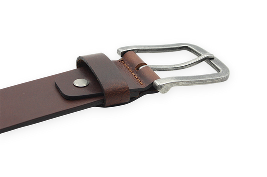 Afdelingriemen.nl donkerbruine leren herenriem met een stoere verweerde zilverkleurige gesp en verfijnde stiksels.