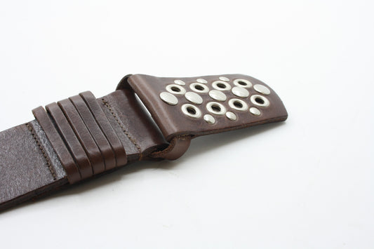 Afdelingriemen.nl donkerbruine leren riem met zilverkleurige metalen studs en decoratieve stiksels