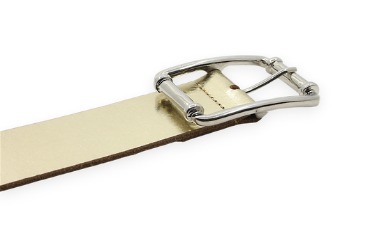 Afdelingriemen.nl luxe goudkleurige leren damesriem met een glanzende metallic afwerking en zilverkleurige gesp.