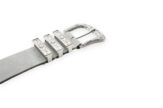 Afdelingriemen.nl grijze suède western riem met een rijk gedecoreerde zilverkleurige gesp en metalen details.