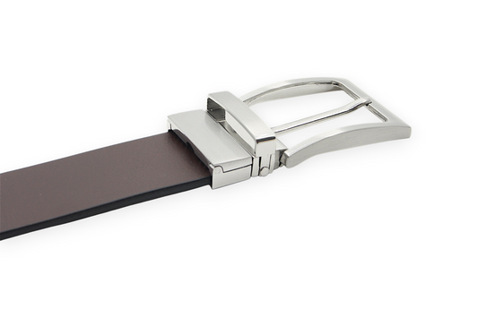 Afdelingriemen.nl luxe herenriem van glad leer met een zilverkleurige draaibare gesp voor een veelzijdige look.