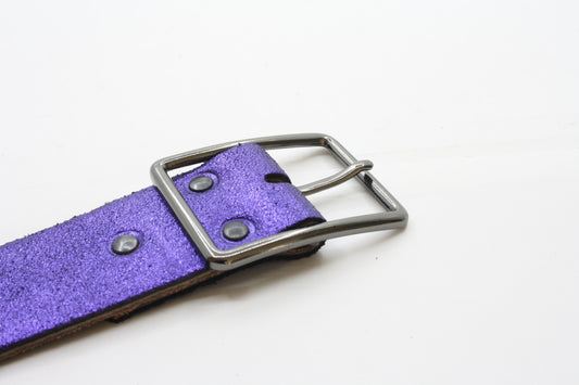 Afdelingriemen.nl paarse leren damesriem met metallic finish en robuuste vierkante donkere metalen gesp