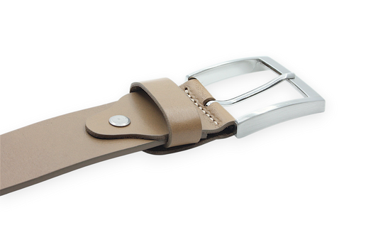 Afdelingriemen.nl luxe taupe leren herenriem met een verfijnde zilverkleurige metalen gesp en stikseldetails