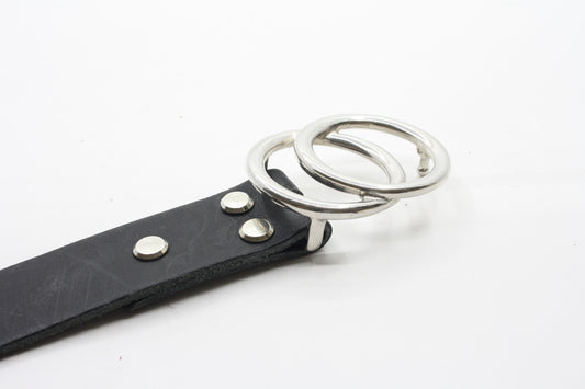 Afdelingriemen.nl zwarte leren damesriem met opvallende dubbele zilverkleurige ringgesp en metalen klinknagels