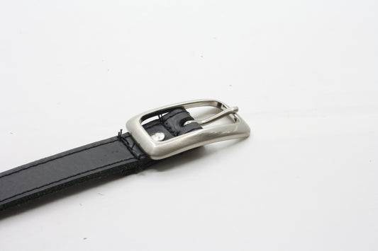 Afdelingriemen.nl klassieke zwarte leren damesriem met een zilverkleurige geborstelde gesp en subtiele stiksels.