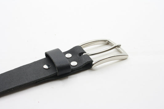 Afdelingriemen.nl zwarte leren herenriem met zilverkleurige metalen gesp en klinknagels op een witte achtergrond