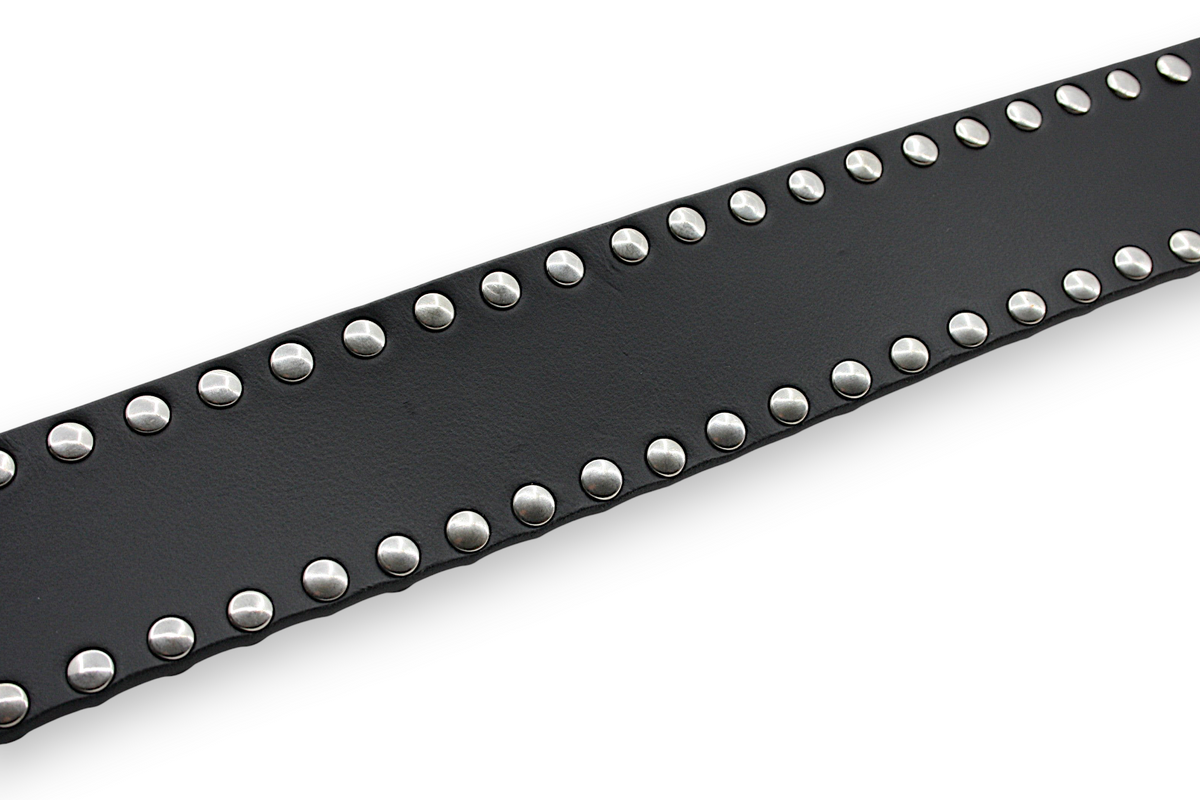 Afdelingriemen.nl zwarte leren riem met twee rijen zilverkleurige studs voor een stoere rock-stijl look.