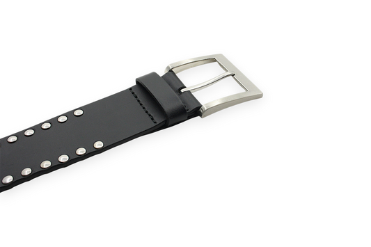 Afdelingriemen.nl zwarte leren riem met zilverkleurige studs en een robuuste metalen gesp op een witte achtergrond