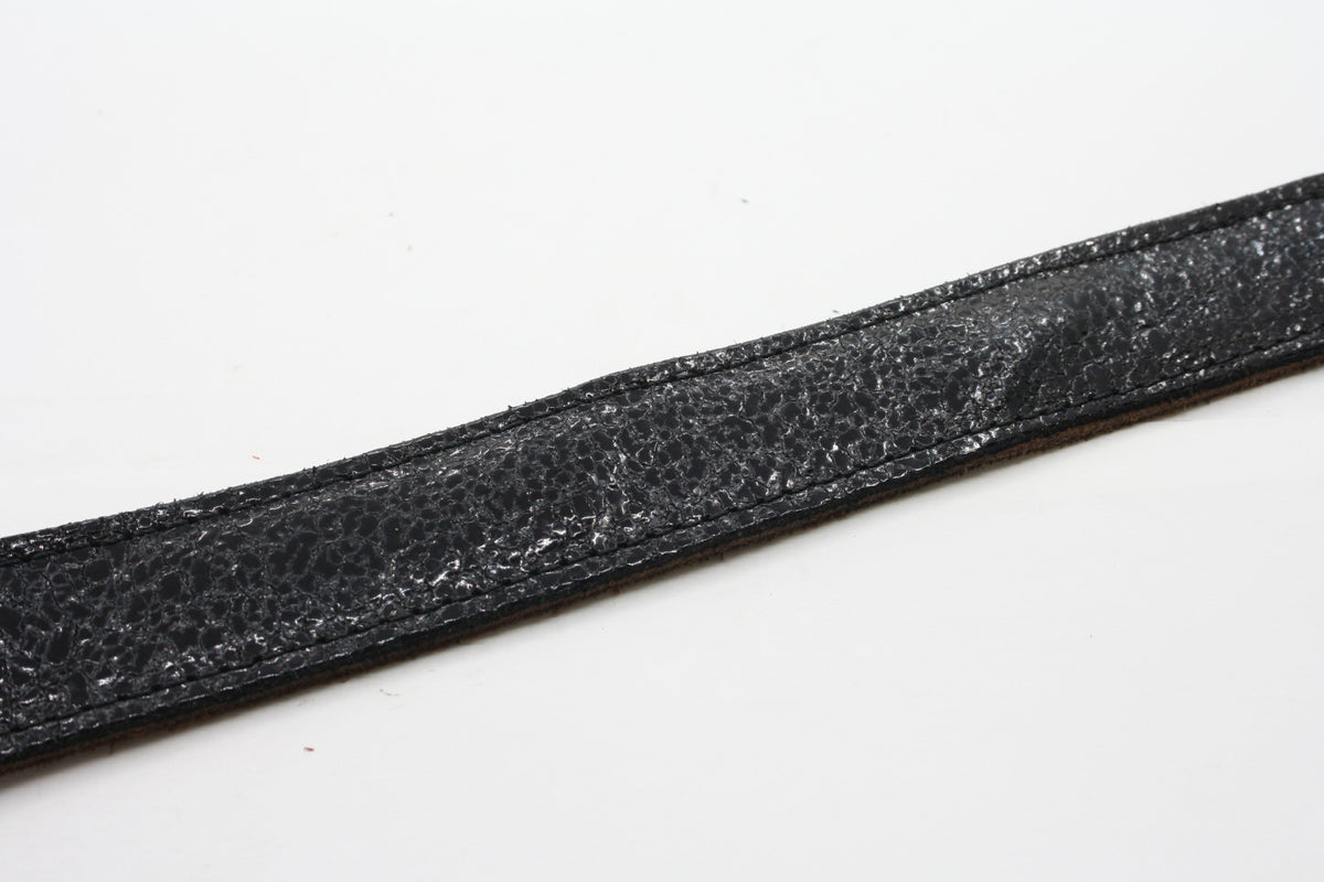 Afdelingriemen.nl zwarte leren riem met een unieke glanzende textuur en stevige stiksels voor een elegante look.