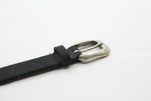 Afdelingriemen.nl zwarte suède riem met een robuuste zilverkleurige vintage gesp op een witte achtergrond.