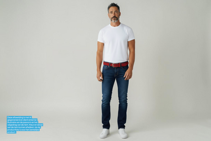 Afdelingriemen.nl rode leren herenriem van 4 cm breed met abstracte print en zilverzwarte gesp gedragen op jeans