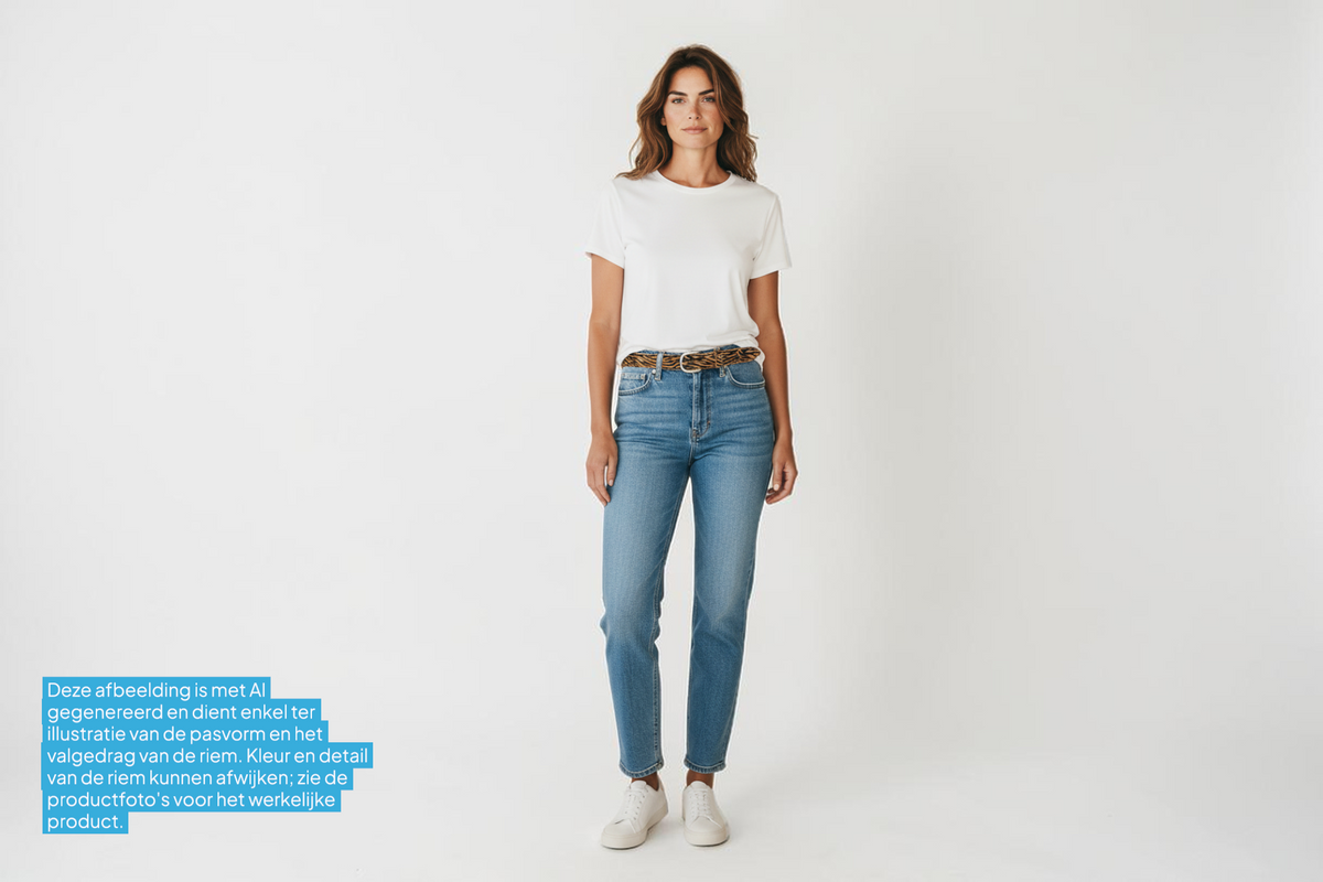 Model draagt een Afdelingriemen.nl damesriem met tijgerprint, gemaakt van leer met haar-op-huid en zilveren gesp.