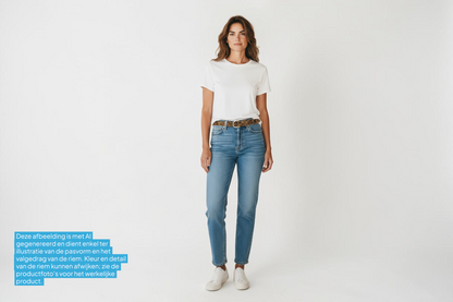 Model draagt een Afdelingriemen.nl damesriem met tijgerprint, gemaakt van leer met haar-op-huid en zilveren gesp.