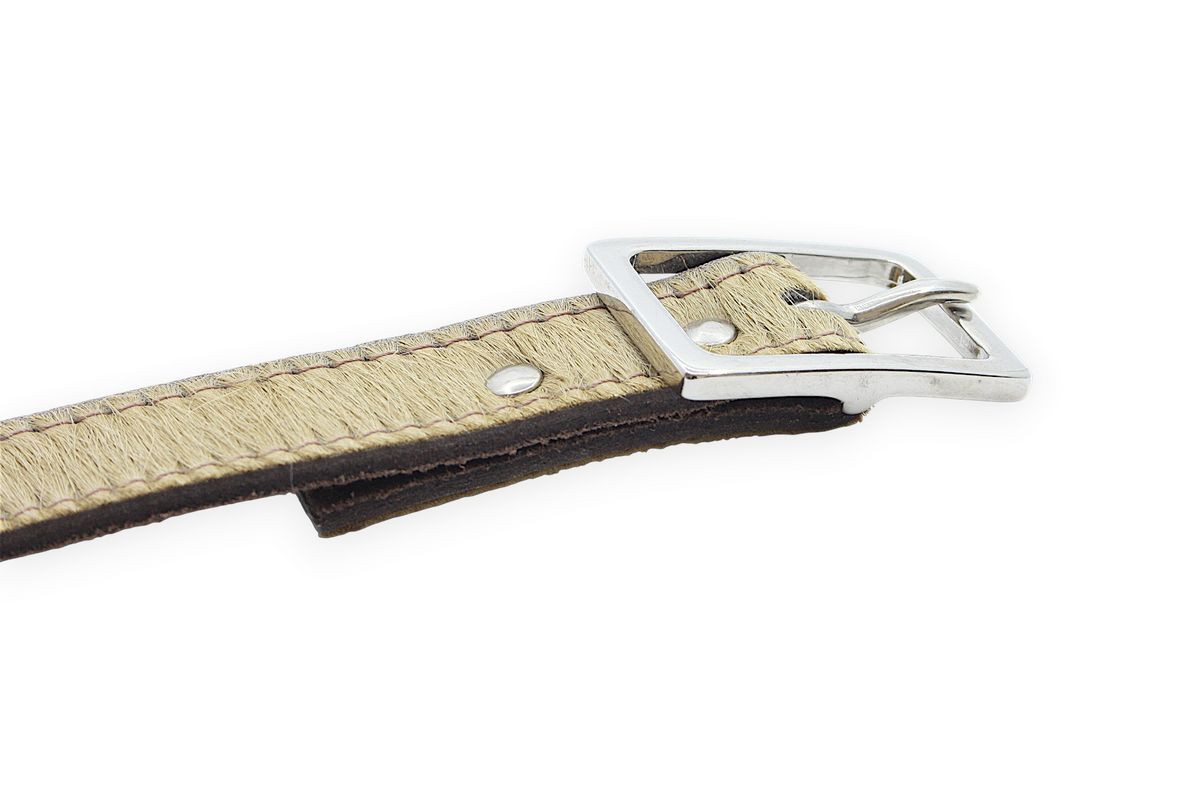 Afdelingriemen.nl luxe beige haar-op-leer damesriem met zilverkleurige metalen gesp en versterkte stiksels.