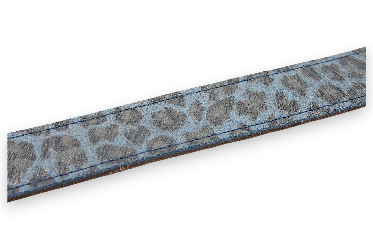 Afdelingriemen.nl damesriem met blauwe luipaardprint en gedetailleerd stikwerk voor een stijlvolle look.