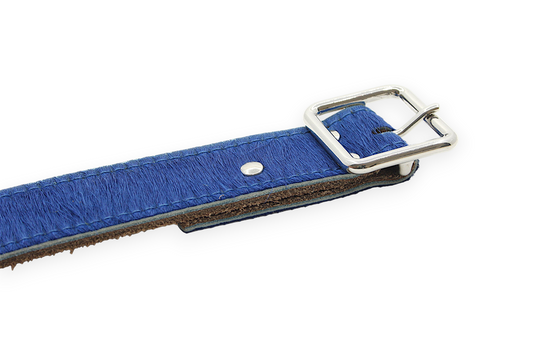 Afdelingriemen.nl luxe blauwe damesriem van haar-op-leer met een zilverkleurige gesp en gedetailleerde stiksels