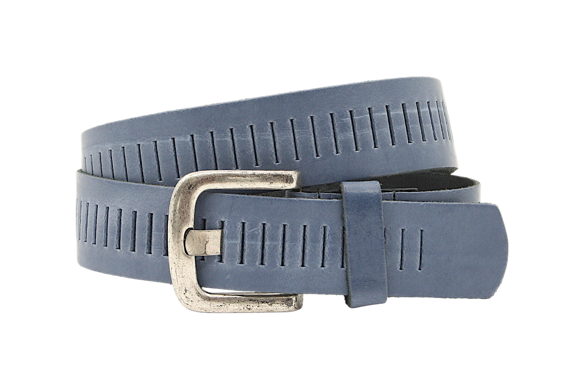 Afdelingriemen.nl blauwe leren herenriem met decoratieve inkepingen en een zilverkleurige vintage gesp