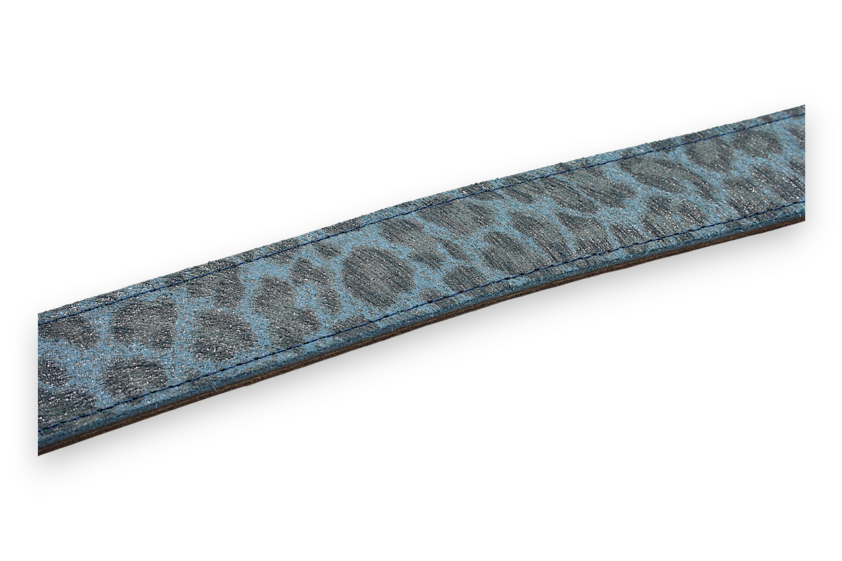 Afdelingriemen.nl luxe leren damesriem met blauwe luipaardprint en gedetailleerde stiksels