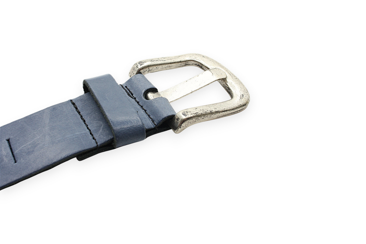 Afdelingriemen.nl blauwe leren herenriem met een robuuste zilverkleurige gesp met vintage finish