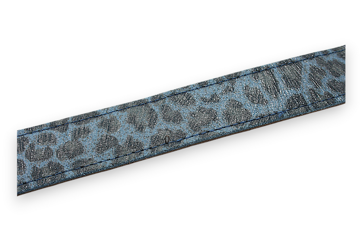 Afdelingriemen.nl luxe leren damesceintuur met blauwe luipaardprint en strakke stiksels op een witte achtergrond