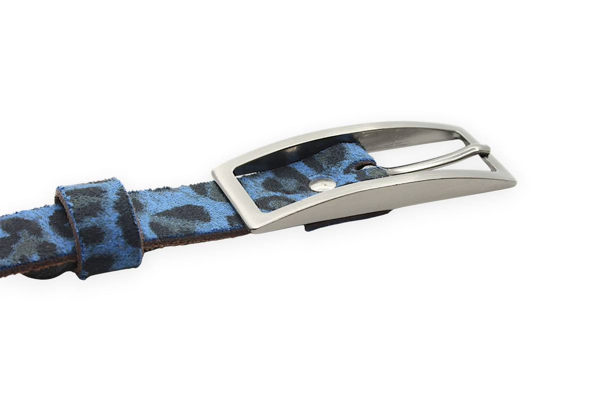 Afdelingriemen.nl damesriem van 2 cm breed in blauw suède met een opvallende luipaardprint en zilverkleurige gesp