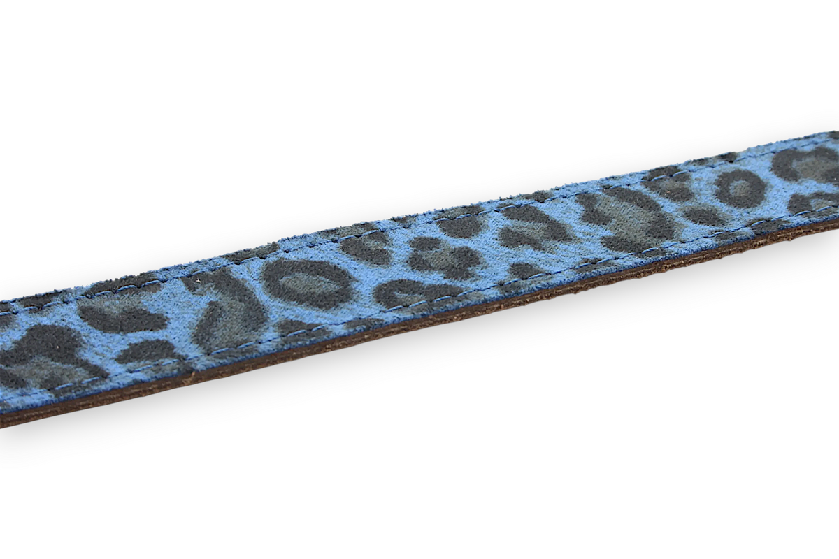 Afdelingriemen.nl dames riem van 3 cm breed in blauw met een opvallende luipaardprint en suède textuur