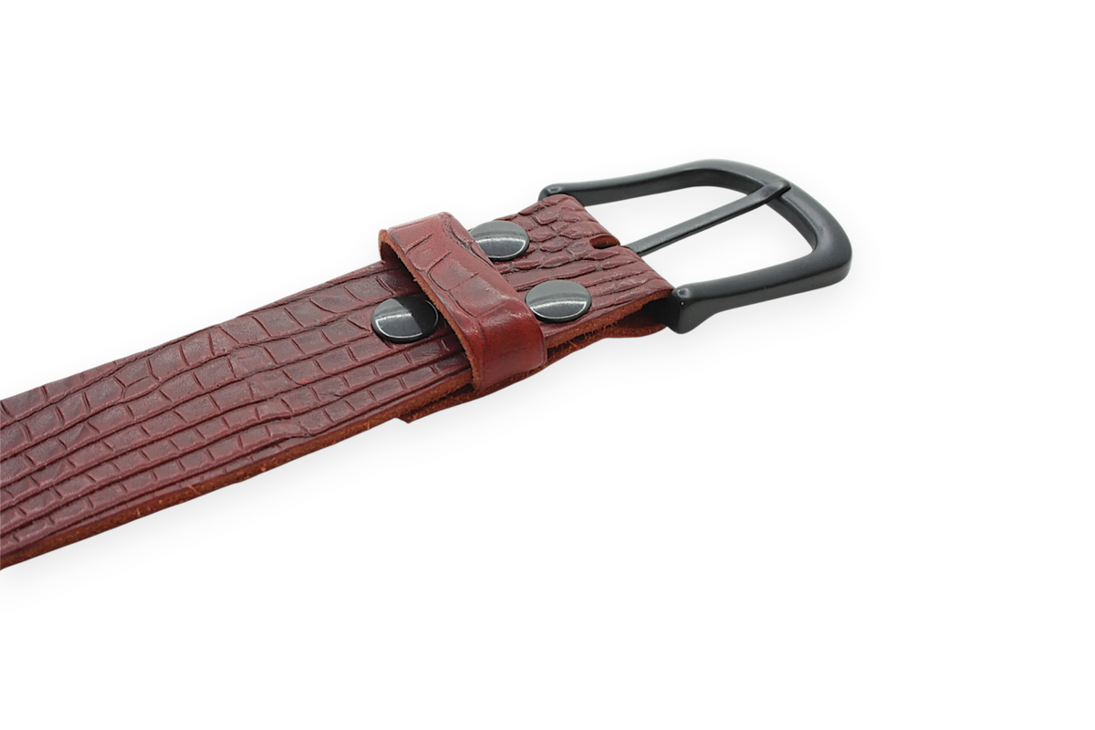 Afdelingriemen.nl bordeauxrode leren riem met krokodillenmotief en een matzwarte gesp