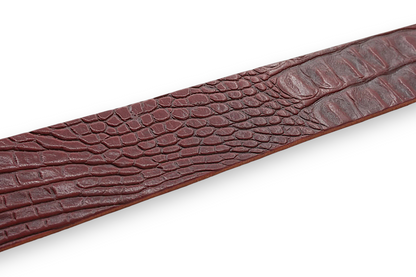 Afdelingriemen.nl luxe bordeauxrode leren riem met opvallend krokodillenmotief en verfijnde textuur