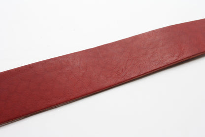 Afdelingriemen.nl bordeauxrode leren riem met een robuuste textuur en hoogwaardige afwerking voor een stijlvolle look.