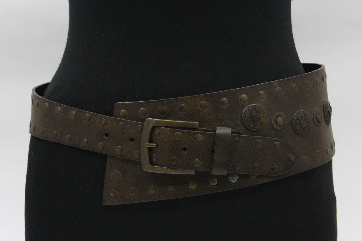Afdelingriemen.nl brede bruine leren damesceintuur met vintage studs en antiek-bronzen decoratieve ornamenten.