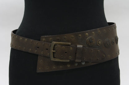 Afdelingriemen.nl brede bruine leren damesceintuur met vintage studs en antiek-bronzen decoratieve ornamenten.