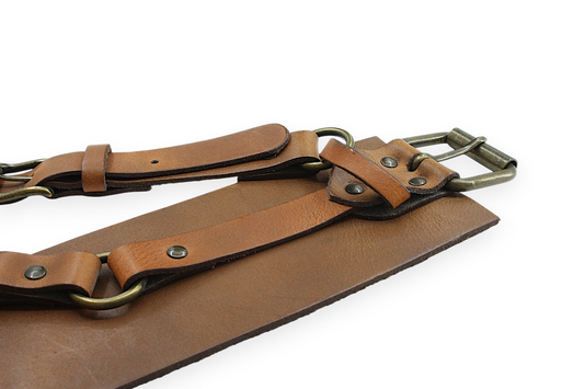 Afdelingriemen.nl brede bruine leren damesceintuur met dubbele antiek-look gespen en asymmetrische riemdetails.