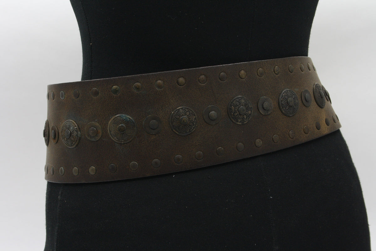 Afdelingriemen.nl brede bruine leren damesriem met vintage studs en antiek-bronzen ornamenten op een paspop.