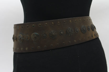 Afdelingriemen.nl brede bruine leren damesriem met vintage studs en antiek-bronzen ornamenten op een paspop.