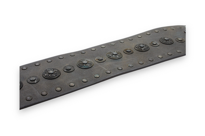 Afdelingriemen.nl brede bruine leren damesriem met vintage studs en antiek-bronzen ornamenten op een witte achtergrond