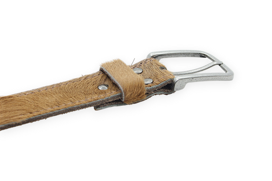 Afdelingriemen.nl luxe bruine damesriem van haar-op-leer met een robuuste zilverkleurige metalen gesp.