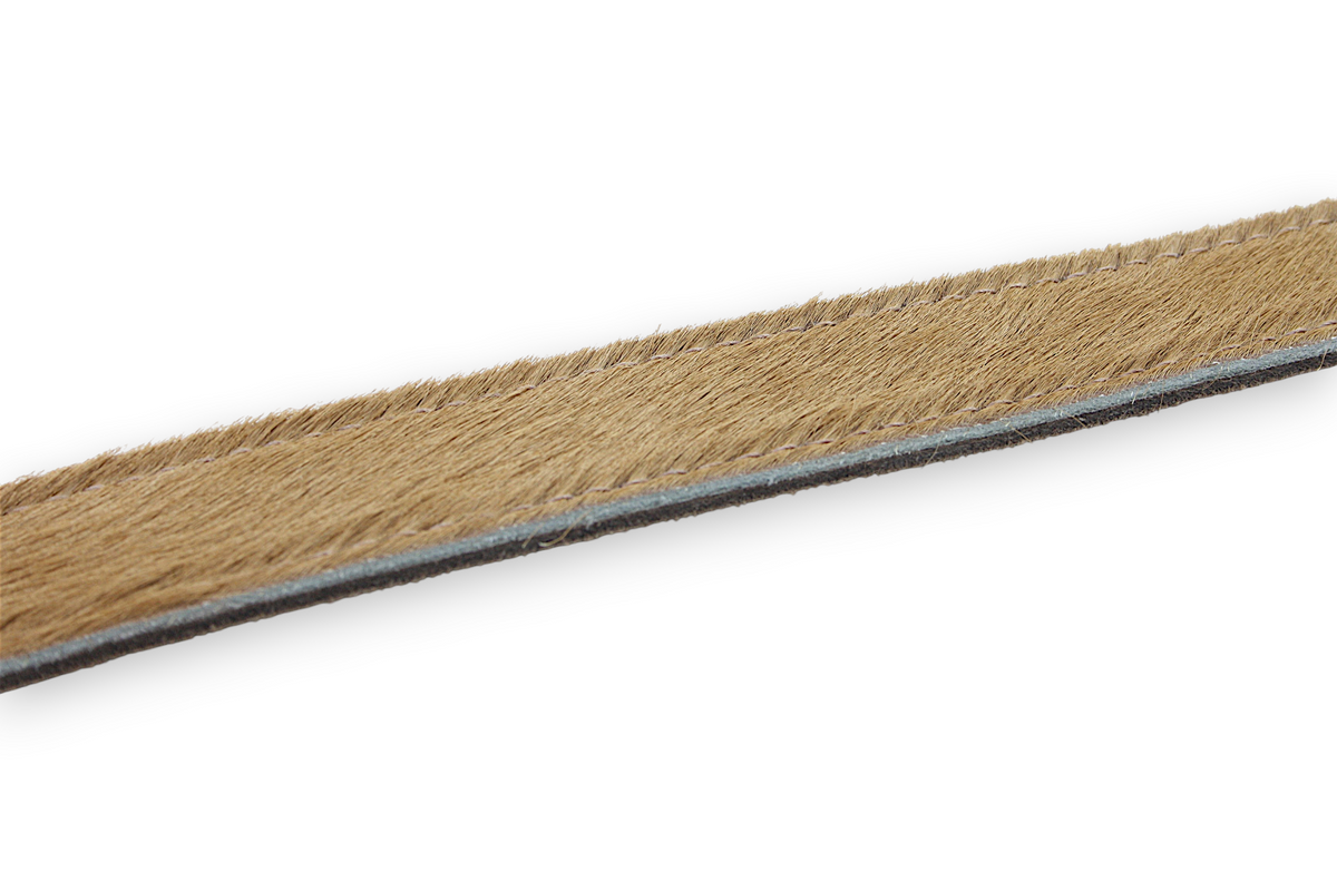 Afdelingriemen.nl luxe damesriem van bruin haar-op-leer met gedetailleerde stiksels en een natuurlijke textuur.