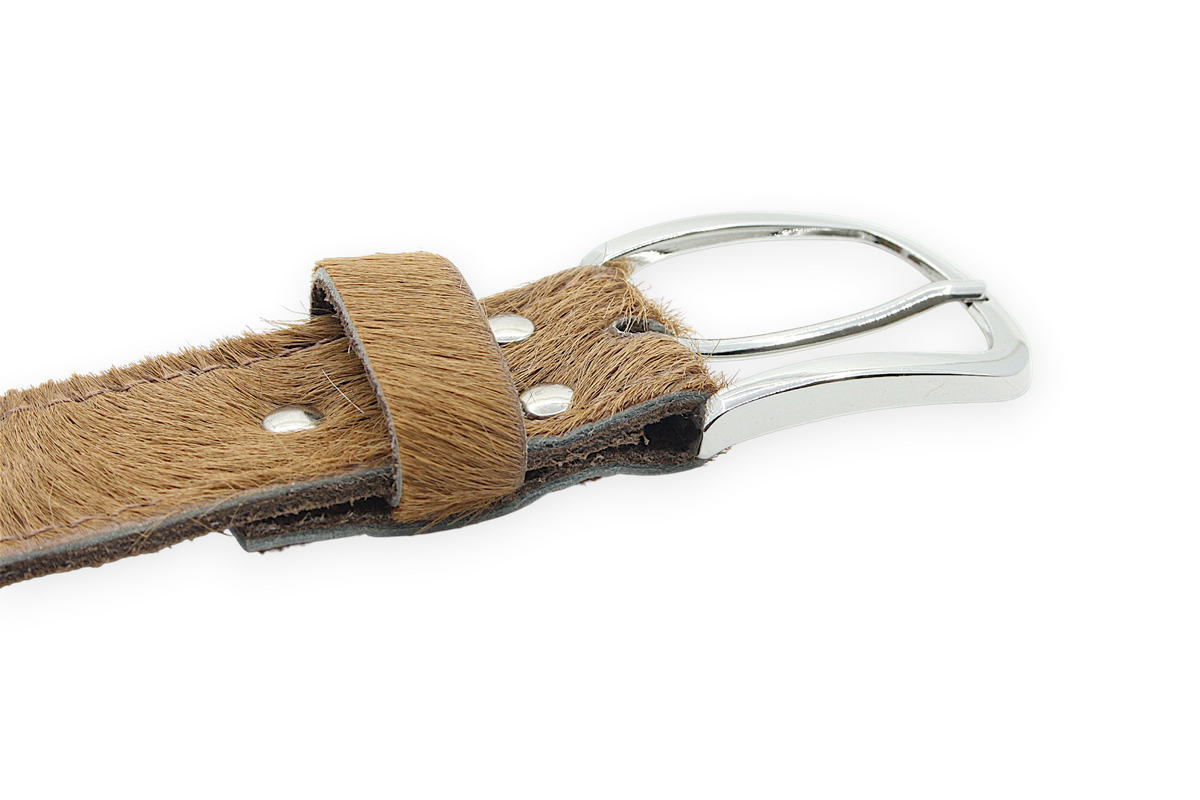 Afdelingriemen.nl luxe damesriem van bruin haarleder met een glanzende zilverkleurige gesp en gedetailleerde stiksels.