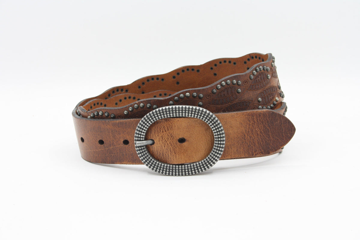 Afdelingriemen.nl bruine leren damesriem met golvende randen, bladerpatroon, zilveren studs en ovale gesp.