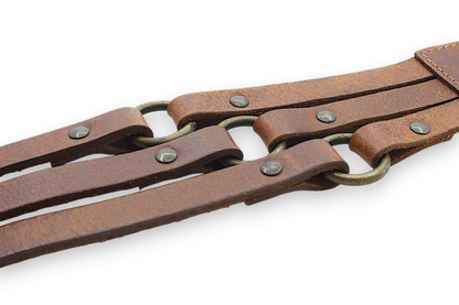 Afdelingriemen.nl bruine leren damesriem met metalen ringen, klinknagels en een vintage uitstraling