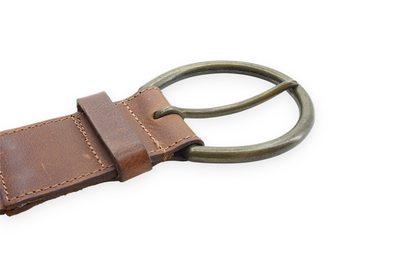Afdelingriemen.nl bruine leren damesriem met een grote, ronde antiek-bronzen gesp en robuuste stiksels.