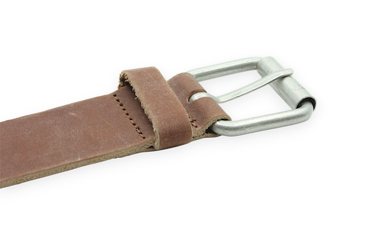 Afdelingriemen.nl robuuste bruine leren herenriem met een stoere zilverkleurige metalen gesp op een witte achtergrond
